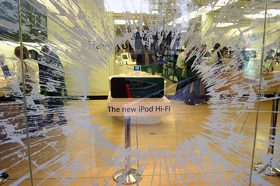 Full Glass Windows Of A Closed Apple Store Stock Photo - Download